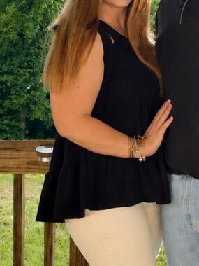 eesome Black Ruffled Short-Sleeve Tunic Top